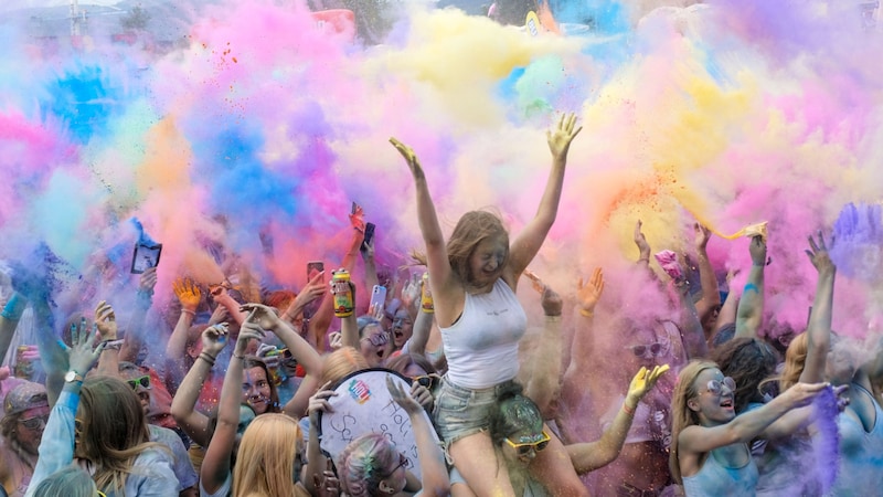 Farbwolken und Musik von österreichischen Bands und DJs im Linzer Hafen, und das alles präsentiert von der „Krone“: Das aus Indien stammende Holi-Fest zelebriert Zehn-Jahre-Jubiläum. Kosten: ab 25,90 Euro Datum: Samstag, 27. 7., 14 bis 21 Uhr Infolink: holiopenair.at (Bild: Einöder Horst/Horst Einöder/Flashpictures)