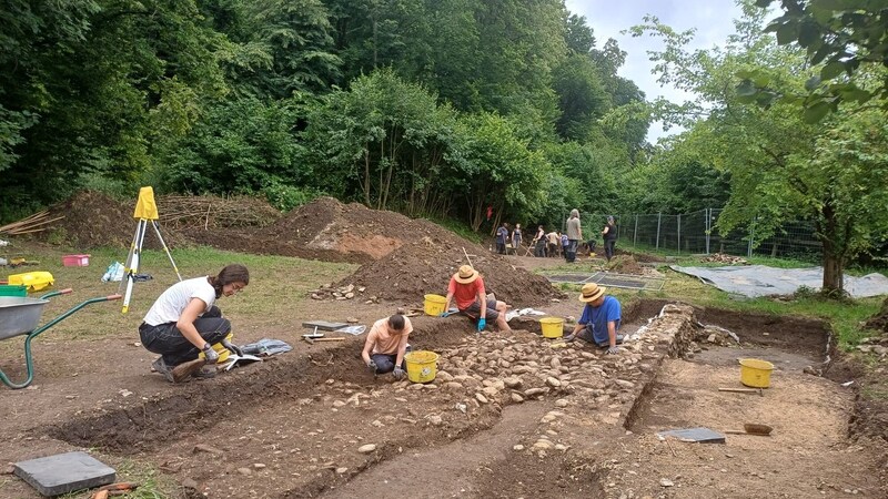 Am Gemeindeplatz in Thalheim bei Wels werden Funde der Grabungsarbeiten bei der Römervilla zur Schau gestellt und mit einem Römerfest gekrönt. Shuttlebusse führen zur Ausgrabungsstätte, wo Archäologen der Uni Salzburg warten. Datum: Freitag, 26. Juli, 11 bis 19 Uhr Infolink: www.thalheim.at/Roemerfest (Bild: OÖ LKG/Uni Salzburg)