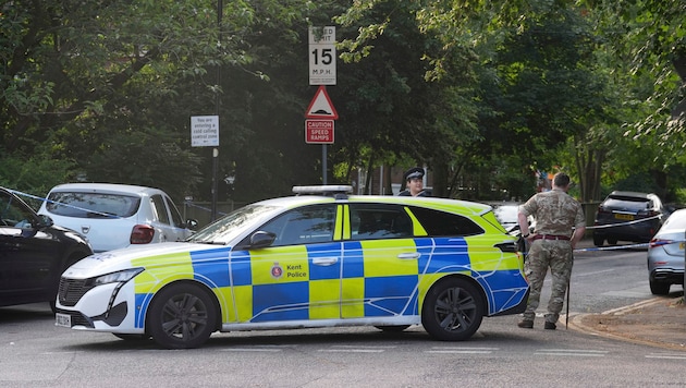 The soldier was seriously wounded in the attack. (Bild: AP/Gareth Fuller)