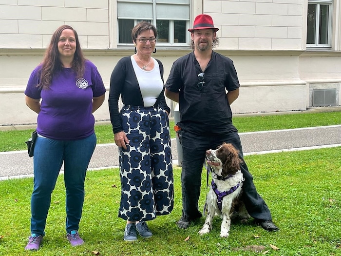 Tierschutztrainerin Heidrun Pusch (ganz links) mit ihrem Lebensgefährten Martin Sadounik sowie mit Landesrätin Beate Prettner und Hündin Houdini.