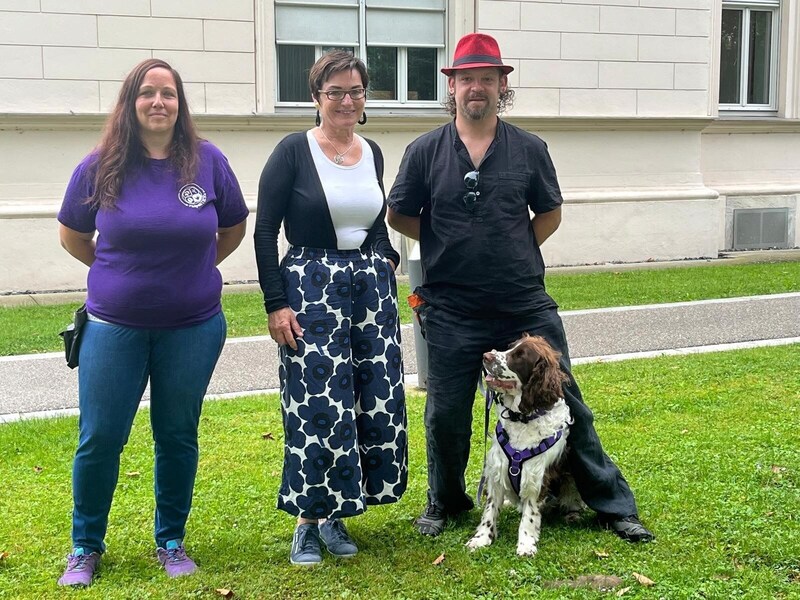 Tierschutztrainerin Heidrun Pusch (ganz links) mit ihrem Lebensgefährten Martin Sadounik sowie mit Landesrätin Beate Prettner und Hündin Houdini. (Bild: zVg)