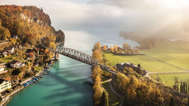 Lucerne-Interlaken Express on the Aare bridge (Bild: Zentralbahn AG / Simon + Kim)