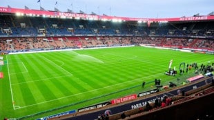 Im „Parc des Princes“ spielt heute Nachmittag Spanien gegen Usbekistan, am Abend treffen Israel ...