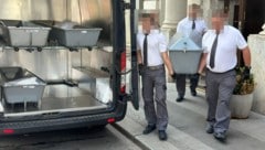 Der 34-Jährige hatte am 16. Juli einen Arbeitskollegen in seinem Zimmer bewusstlos geschlagen und dann aus dem im vierten Stock gelegenen Fenster gestürzt. (Bild: Krone KREATIV)