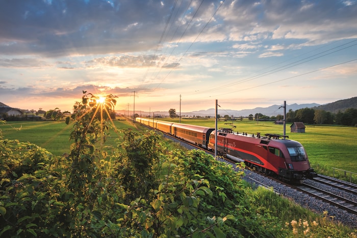 ÖBB Railjet in der Lindthebene, Schweiz