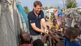 Gabriel Müller von der Hilfsorganisation Jugend Eine Welt besucht das afrikanische Flüchtlingslager Palabek in Uganda. Dort haben die Menschen unter anderem die Chance als Solartechniker ausgebildert zu werden.  (Bild: JugendEineWelt)