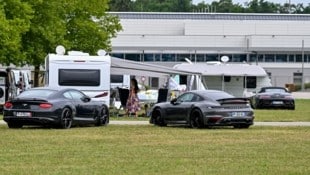 Bei diesem Anblick frohlocken nicht nur PS-Fans: Ferrari, Porsche, Bentley, Mercedes – die Gruppe des Fahrenden Volkes, die vier Wochen vorm Stadion in Traun campen will, reist mit teurem Untersatz. (Bild: © Harald Dostal / 2024)