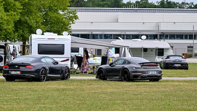 Bei diesem Anblick frohlocken nicht nur PS-Fans: Ferrari, Porsche, Bentley, Mercedes – die Gruppe des Fahrenden Volkes, die vier Wochen vorm Stadion in Traun campen will, reist mit teurem Untersatz. (Bild: © Harald Dostal / 2024)