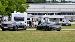 Bei diesem Anblick frohlocken nicht nur PS-Fans: Ferrari, Porsche, Bentley, Mercedes – die Gruppe des Fahrenden Volkes, die vier Wochen vorm Stadion in Traun campen will, reist mit teurem Untersatz. (Bild: © Harald Dostal / 2024)