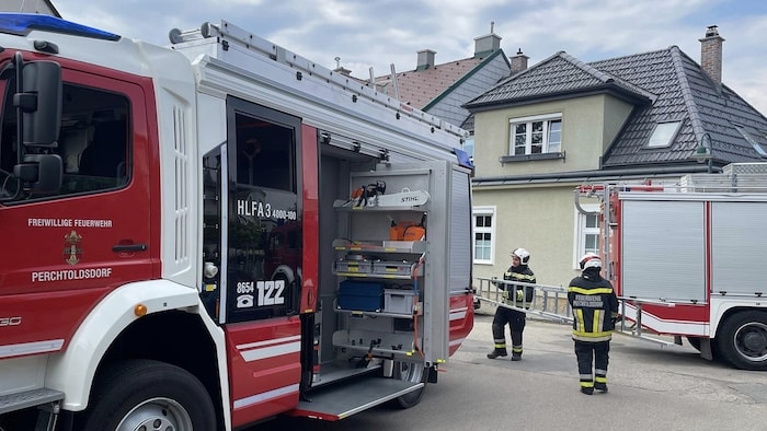 Mit Steckleitern eilten die Florianis dem Verunglückten zur Hilfe.