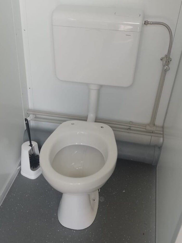 Den Dieben war es nicht zu blöd, von diesem WC die Klobrille zu stehlen. Sie schraubten auch die elektrischen Wandheizkörper ab. 
