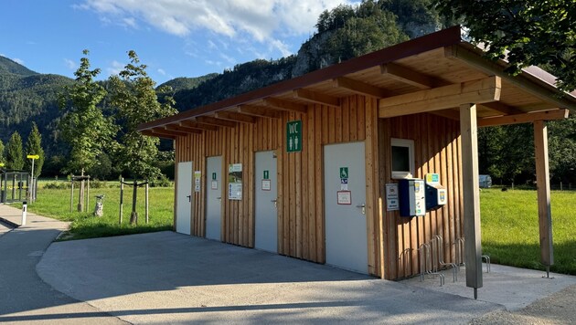 60.000 Euro kostete die Errichtung dieser WC-Anlage unterhalb des Schobersteins in Weißenbach am Attersee. Jetzt schlugen dort Diebe zu. (Bild: Loy Robert/Robert Loy)