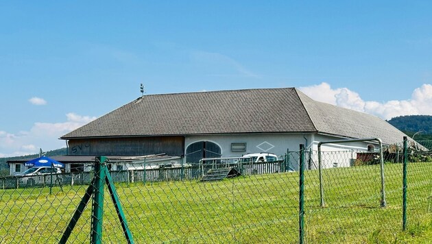 Auf diesem Areal des Vereins VSÖ in Aurach am Hongar starben die Hunde, die in einem Anhänger eingesperrt waren. (Bild: Matthias Lauber/laumat.at)