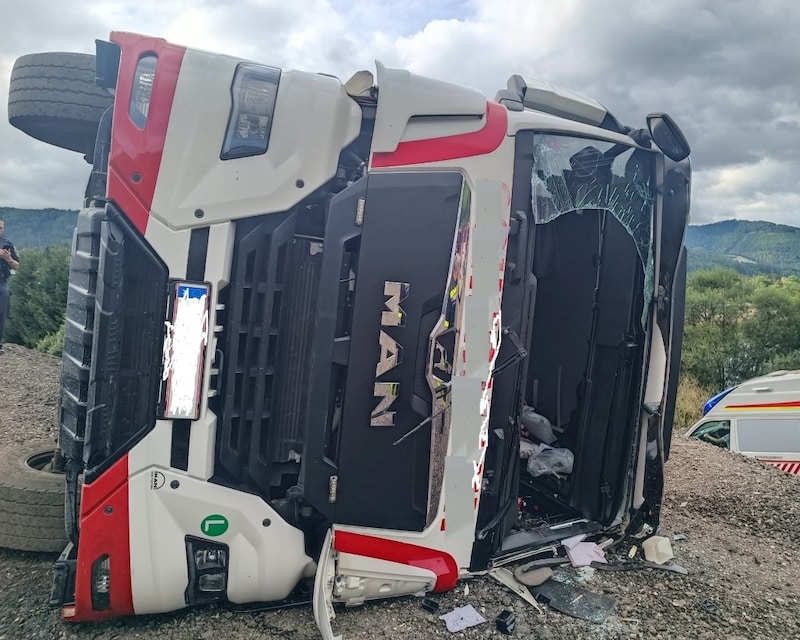 Die Windschutzscheibe musste für die Rettung geöffnet werden. (Bild: BFVMZ/FF Mürzzuschlag)