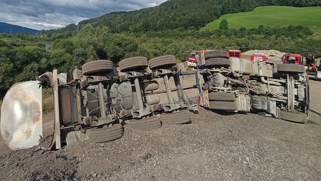 Der Unfall in Mürzzuschlag ereignete sich auf einer Schuttdeponie (Bild: BFVMZ/FF Mürzzuschlag)