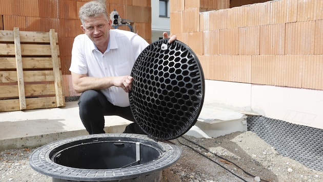 Bürgermeister Martin Köllersberger besichtigt einen 6500-Liter-Speicher, den ein Häuslbauer in seinen Garten einbauen ließ. (Bild: Tschepp Markus)