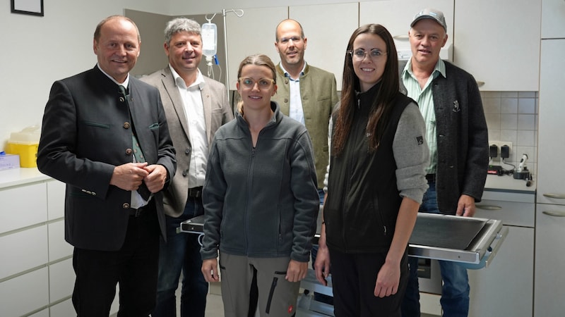 LHStv. Josef Geisler, BM Richard Grüner, Melitta Neurauter, Landesveterinärdirektor Matthias Vill, Anna Wassermann und Gemeindevorstand Jakob Hausegger. (Bild: Land Tirol/Jansenberger)