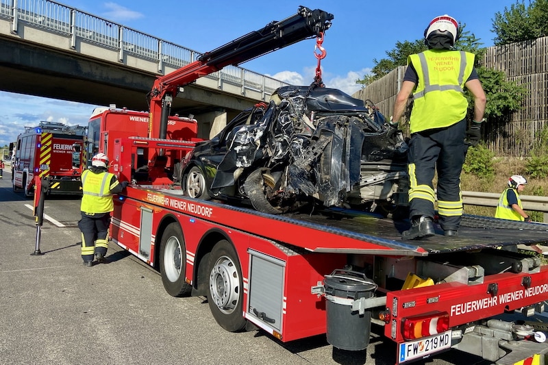 Das stark deformierte Auto wurde geborgen. (Bild: FF Wiener Neudorf)