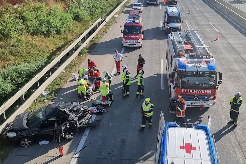 Mehrere Fahrspuren mussten gesperrt werden. (Bild: FF Wiener Neudorf)