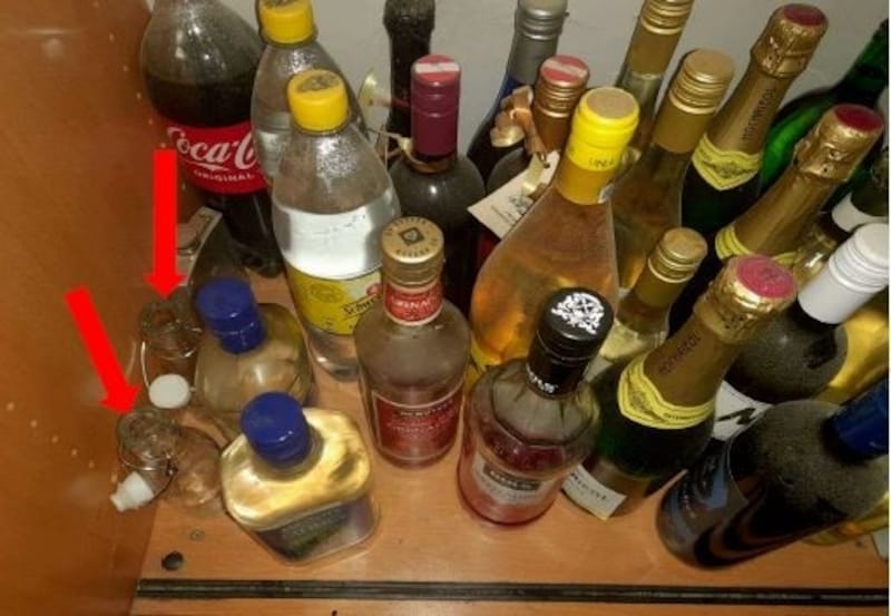 The 32-year-old Lower Austrian woman is said to have stored the almost fatal mixture in these bottles (marked with a red arrow). (Bild: zVg)