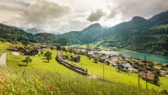 Luzern-Interlaken Express am Lungernsee (Bild: Zentralbahn AG / Simon + Kim)