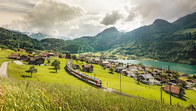 Lucerne-Interlaken Express on Lake Lungern (Bild: Zentralbahn AG / Simon + Kim)