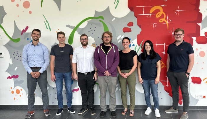 Ein Team aus Mitarbeitern und Masterstudenten um FH OÖ-Professor Michael Schmidthaler (links) testet neue Möglichkeiten der Unkrautentfernung, um Landwirten die Kaufentscheidung zu erleichtern.