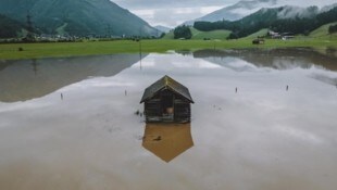 Felder als riesiger See: Wenn Unwetter alles überschwemmen, trifft es auch landwirtschaftliche Flächen massiv. (Bild: EXPA/ JFK)