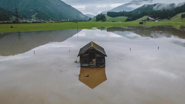 Felder als riesiger See: Wenn Unwetter alles überschwemmen, trifft es auch landwirtschaftliche Flächen massiv. (Bild: EXPA/ JFK)