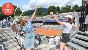 Babsi Schett (li.) zeigte „Krone“-Redakteurin Nicole Greiderer, wie man aufschlägt.