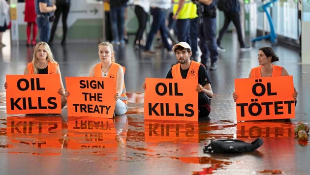 Four climate activists smeared the floor of Terminal 3 at Vienna-Schwechat Airport with paint. (Bild: Letzte Generation)