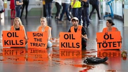 Vier Klimaaktivisten beschmierten am Flughafen Wien-Schwechat den Boden von Terminal 3 mit Farbe. (Bild: Letzte Generation)