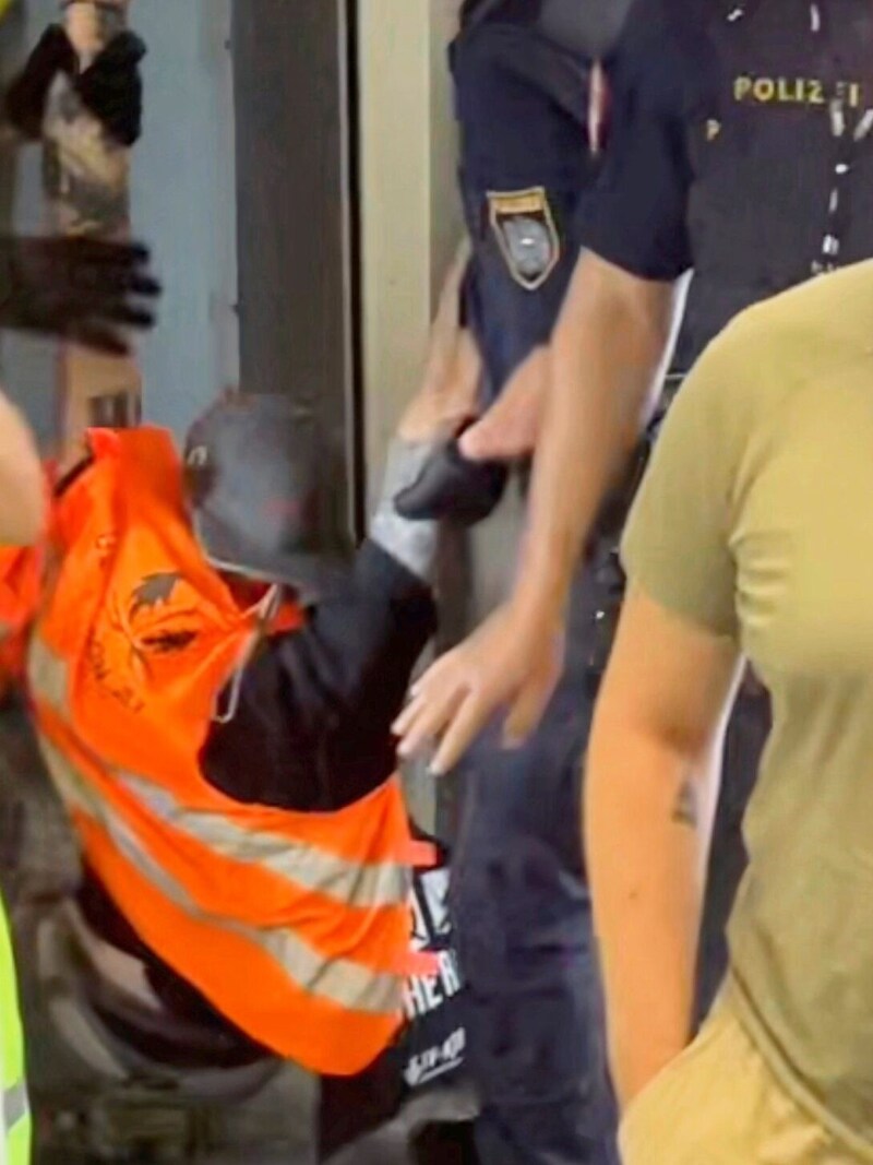 Police pulled two climate activists from an airplane in Vienna-Schwechat. (Bild: Letzte Generation)