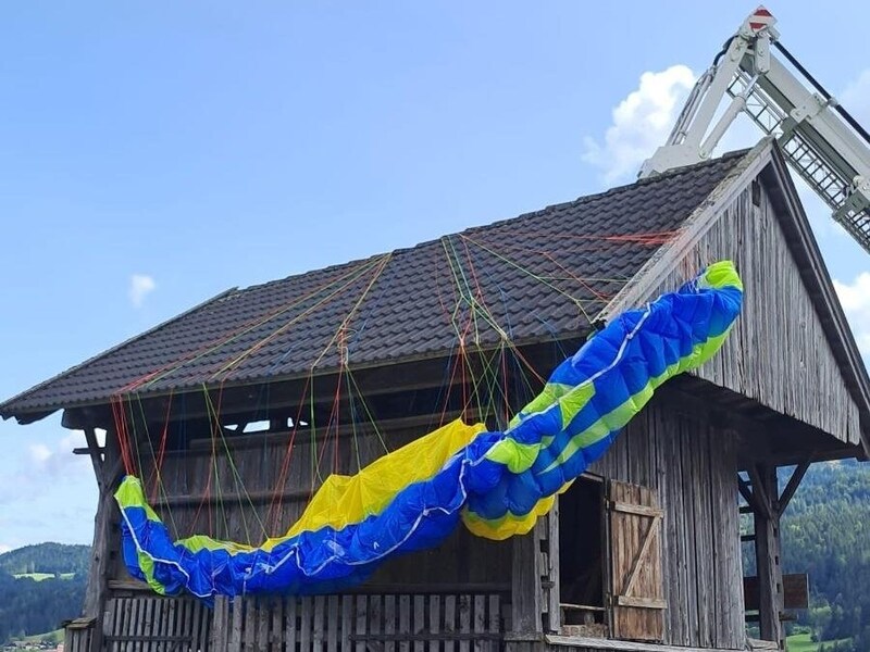 Der Schirm hing auf der anderen Seite herunter. (Bild: Feuerwehren der Marktgemeinde Greifenburg)