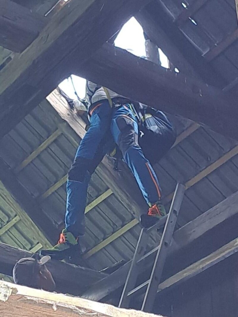 Mit einem Seil wurde der Mann abgesichert. (Bild: Feuerwehren der Marktgemeinde Greifenburg)