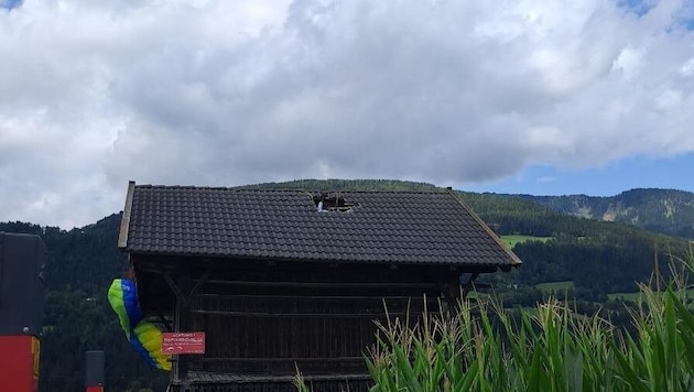 The paraglider landed roughly on the hut. (Bild: Feuerwehren der Marktgemeinde Greifenburg)