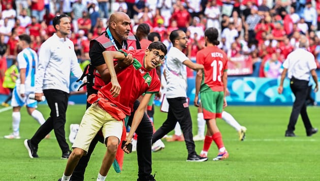 Marokko-Fans stürmten den Platz. (Bild: AFP)