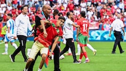 Marokko-Fans stürmten den Platz. (Bild: AFP)