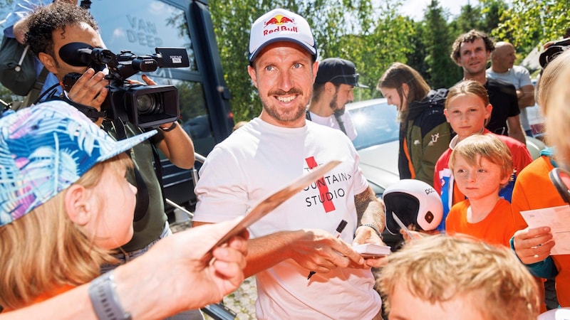 Marcel Hirscher bei einem Presse-Termin in den Niederlanden mit seinen Fans … (Bild: Sven Thomann)