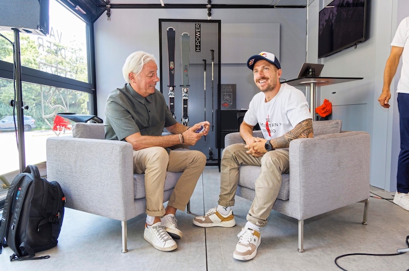 Hirscher im Gespräch mit „Krone“-Reporter Georg Fraisl. (Bild: Sven Thomann)