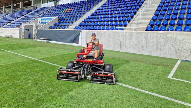 Greenkeeper Wayne Beasley in seinem Element. Rasenpflege ist seine Passion. (Bild: Cerny)