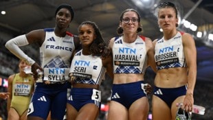 Sounkamba Sylla (l.) mit ihren französischen Kolleginnen der 4x400-Meter-Staffel