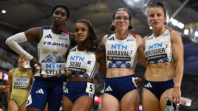 Sounkamba Sylla (l.) with her French colleagues from the 4x400-meter relay team (Bild: AFP)