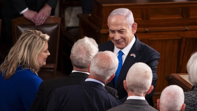 Netanyahu mit US-Abgeordneten (Bild: AFP/Roberto Schmidt)