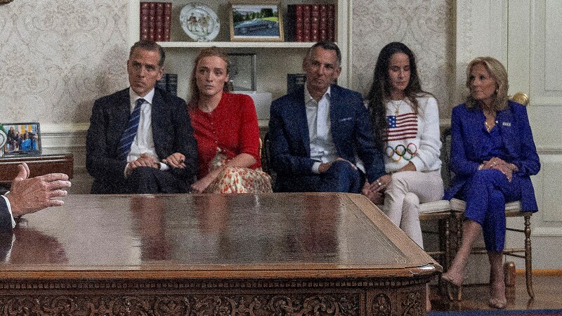 Bidens Familie lauschte im Oval Office der Rede des Präsidenten. (Bild: APA/AFP/Jim WATSON)