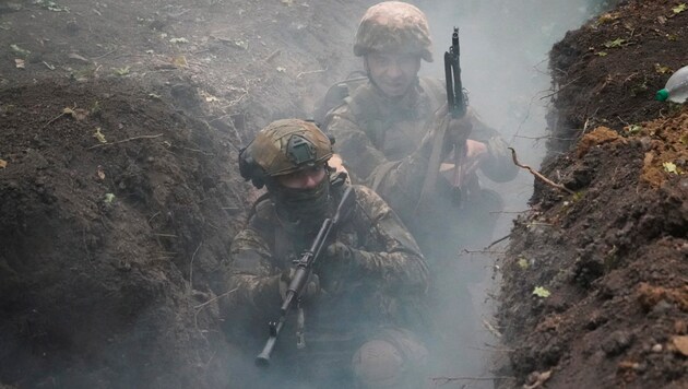 Ukrainian soldiers on the front line (Bild: APA/AP)