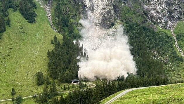 The rockslide passed right by the Stockeralm in Neukirchen am Großvenediger. (Bild: FF Neukirchen/Großvenediger)