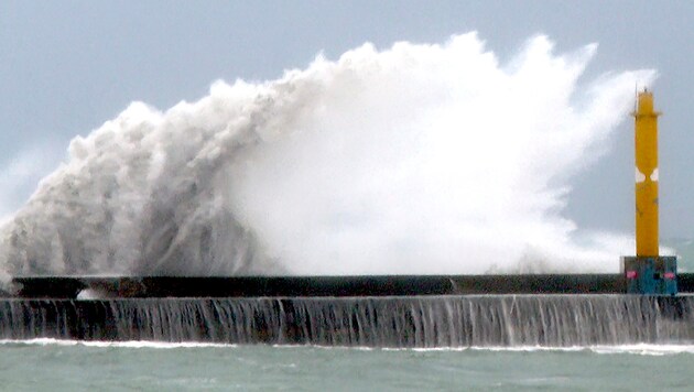 "Gaemi" hit the island of Taiwan on Thursday night. (Bild: APA/AP)