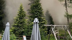 Die Staublawine ging direkt am Gastgarten der Hütte Stockeralm in Neukirchen am Großvenediger vorbei. (Bild: FF Neukirchen/Großvenediger)