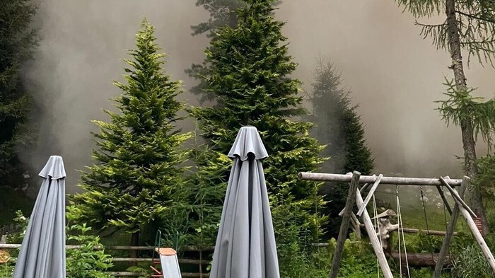 Die Staublawine ging direkt am Gastgarten der Hütte vorbei.